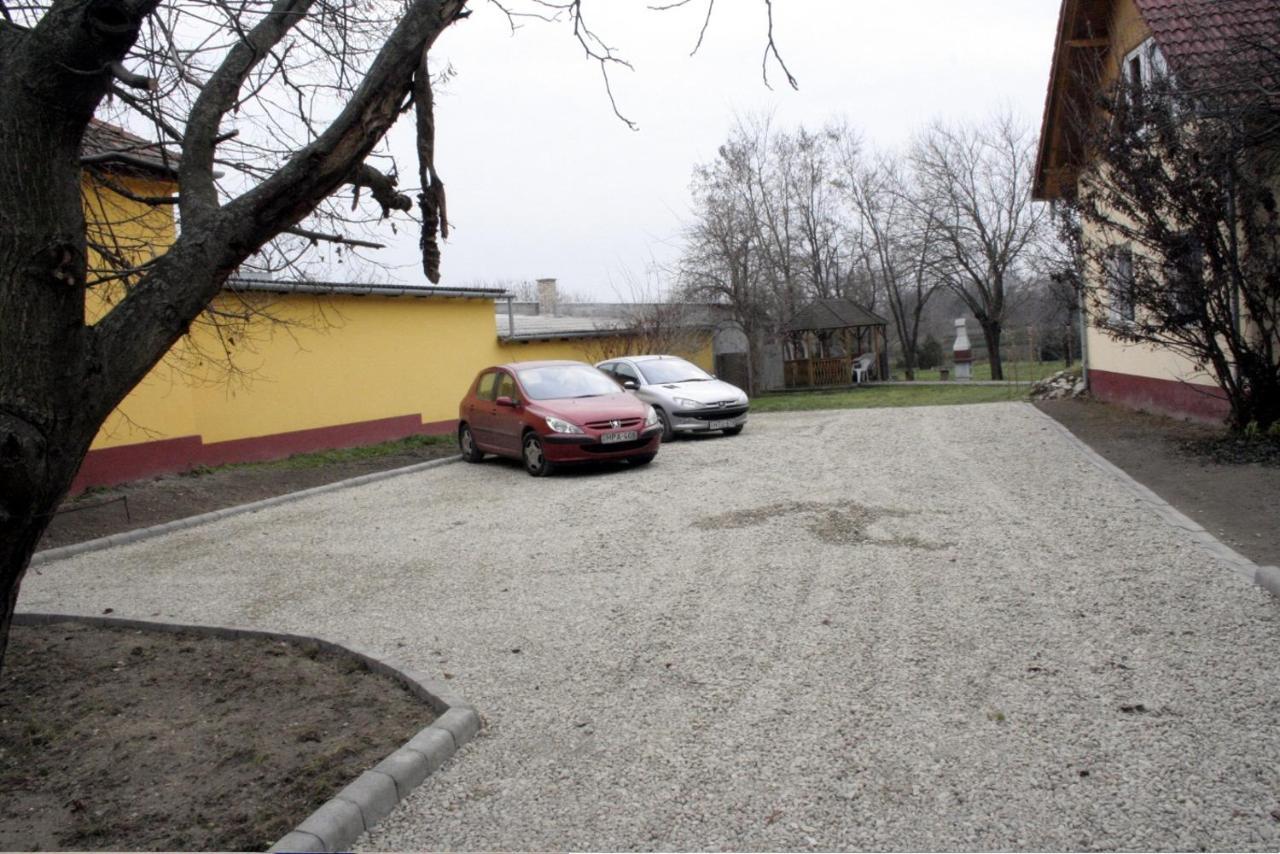 Bed and Breakfast Casa Napsugár Panzió Apostag Exterior foto