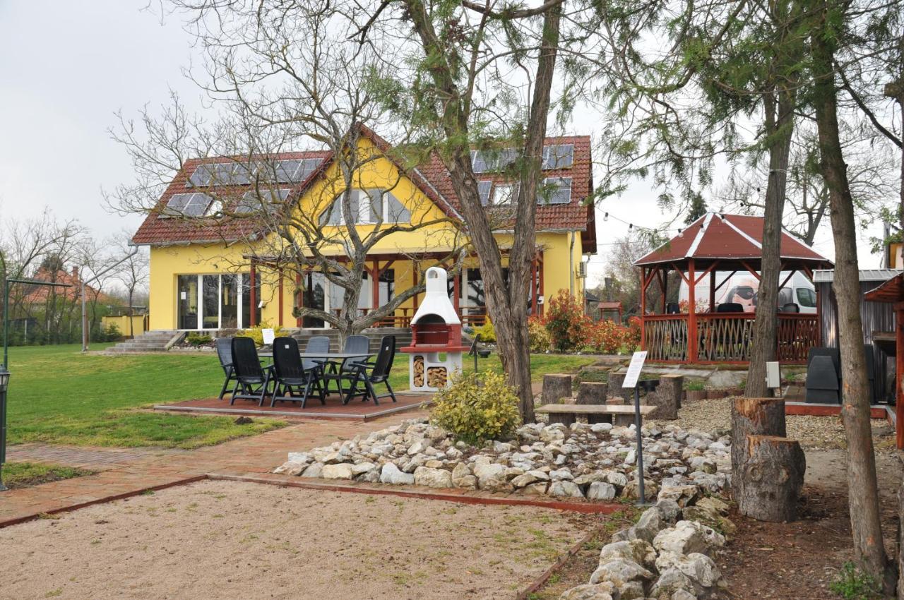 Bed and Breakfast Casa Napsugár Panzió Apostag Exterior foto