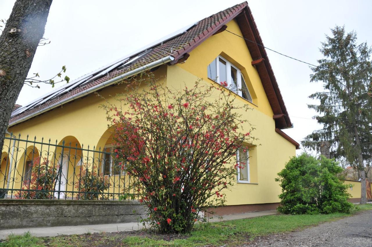 Bed and Breakfast Casa Napsugár Panzió Apostag Exterior foto