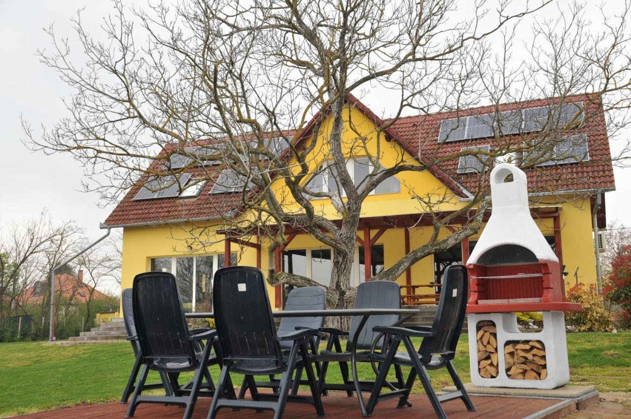 Bed and Breakfast Casa Napsugár Panzió Apostag Exterior foto